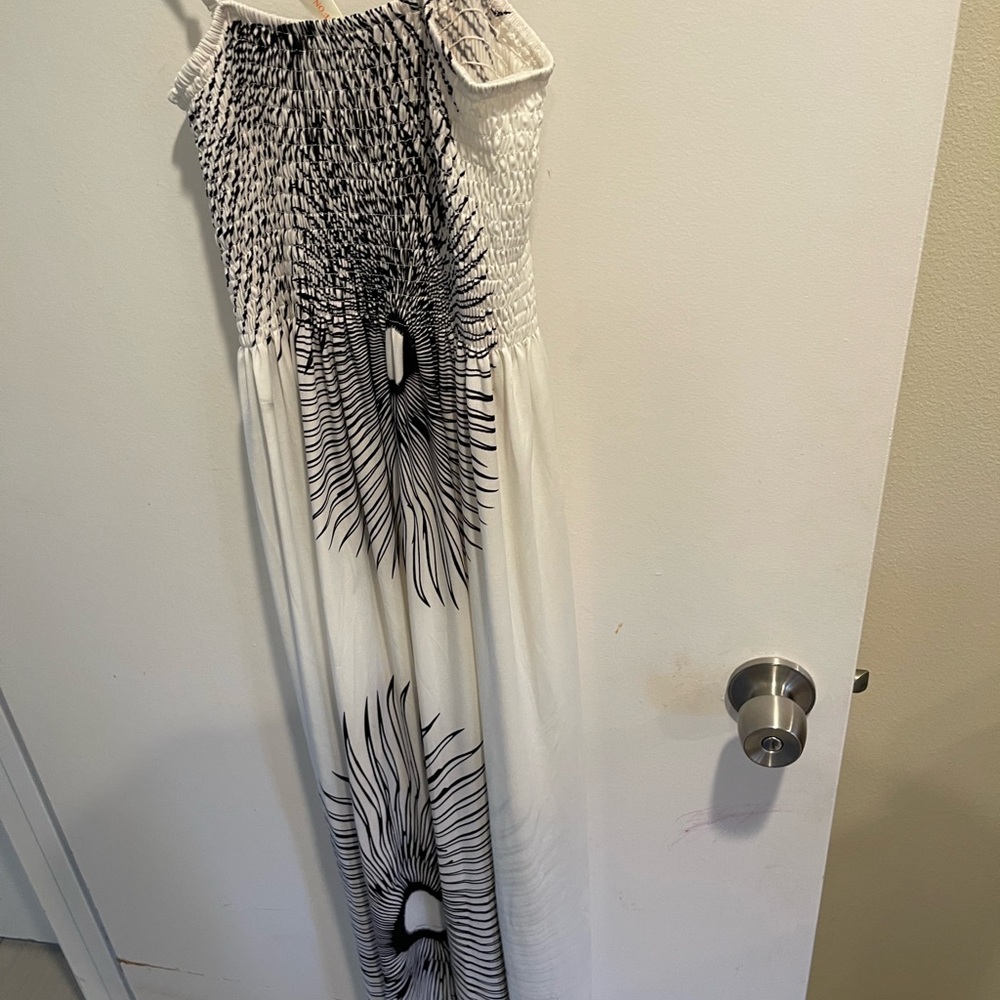 Shoreline maxi dress. White/black.